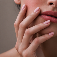 Klasyczny lakier Blushing Hour – lekki, jasnoróżowy odcień –