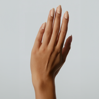 Lakier Silk Beige Active COOLNAILS GLOV – jedwabisty beż, wyrównuje koloryt paznokci –