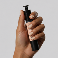 Lakier Silk Beige Active COOLNAILS GLOV – jedwabisty beż, wyrównuje koloryt paznokci –